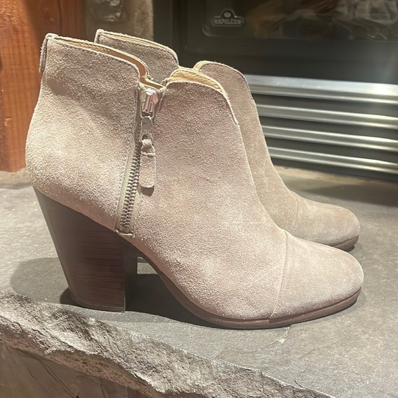 rag & bone Shoes - Rag & Bone Margot Heeled Bootie in Stone Waxy Suede in Size 39